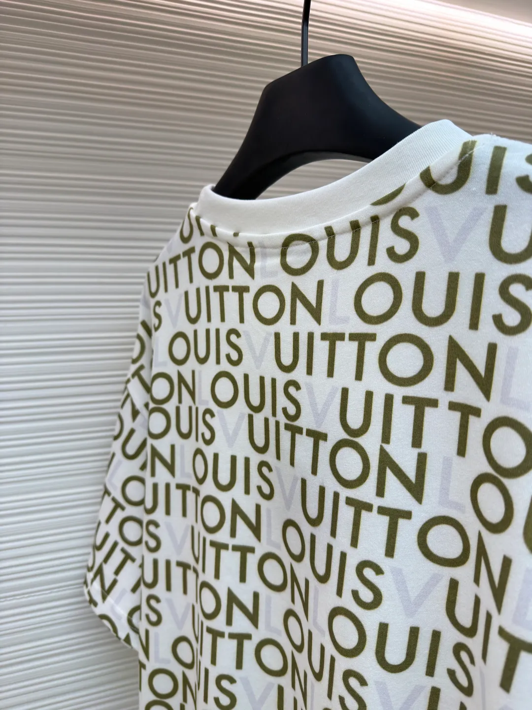 LOUIS VUITTON full-width printed short sleeves ●Item number: 1682361-A05 ●Material: cotton fabric ●Technology: printing production ●Color: white ●Version: fitted version ●Weight: about 250 grams ●Size: S-M-L-XL ●Description: This Louis Vuitton all-over lettering T-shirt is made of 220g double-ply combed cotton fabric, which is treated with liquid ammonia mercerization. The surface of the fabric forms a delicate and soft light texture, while improving wrinkle resistance and breathability, making it less likely to deform after long-term wear. The body of the garment uses digital direct-injection printing technology to present a full-print pattern of brand letters. The printing ink penetrates into the fabric fibers, has a high degree of color reproduction and is resistant to washing and does not fall off. The letter layout is designed with precise alignment, and there is no misalignment or blurring problem. The neckline is a ribbed round neck reinforced with two needles. The ribs are made of high-elastic spandex blended material and will not deform after repeated stretching. The brand woven label is sewn on the inside of the neckline and the stitching is flat. The side seams of the body are seamlessly heat-pressed to reduce friction when worn. The cuffs and hem are rolled and hemmed. The design is loose and dropped shoulders. The pieces are cut three-dimensionally to achieve a natural drape effect. Every detail is subject to strict quality control, taking into account both design and wearing comfort. The overall wiring is straight and delicate, the fabric is comfortable and soft, and the color is consistent without color difference. It can be matched with the same style to create a fashionable look and control various occasions. Customized accessories, complete with three standards, same style for men and women!